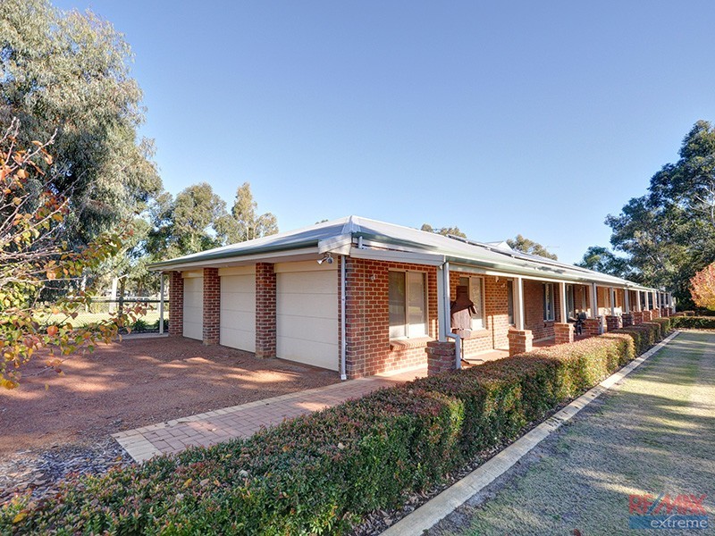576 Neaves Road, Mariginiup WA 6078