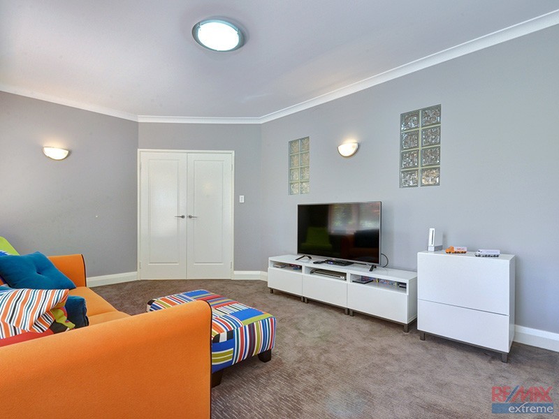 576 Neaves Road, Mariginiup WA 6078