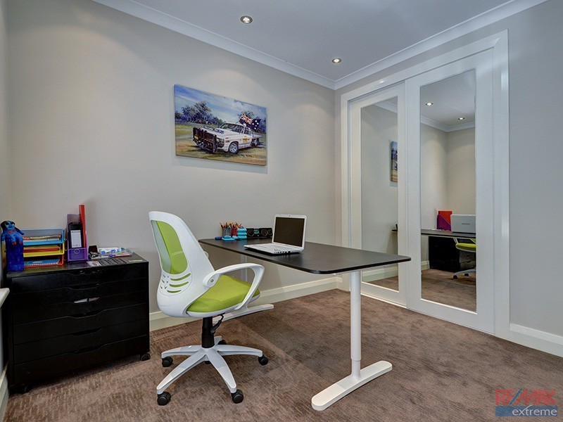 576 Neaves Road, Mariginiup WA 6078