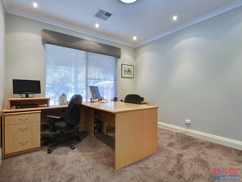 576 Neaves Road, Mariginiup WA 6078