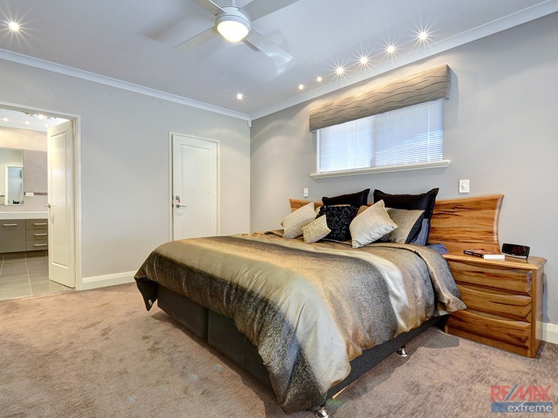 576 Neaves Road, Mariginiup WA 6078