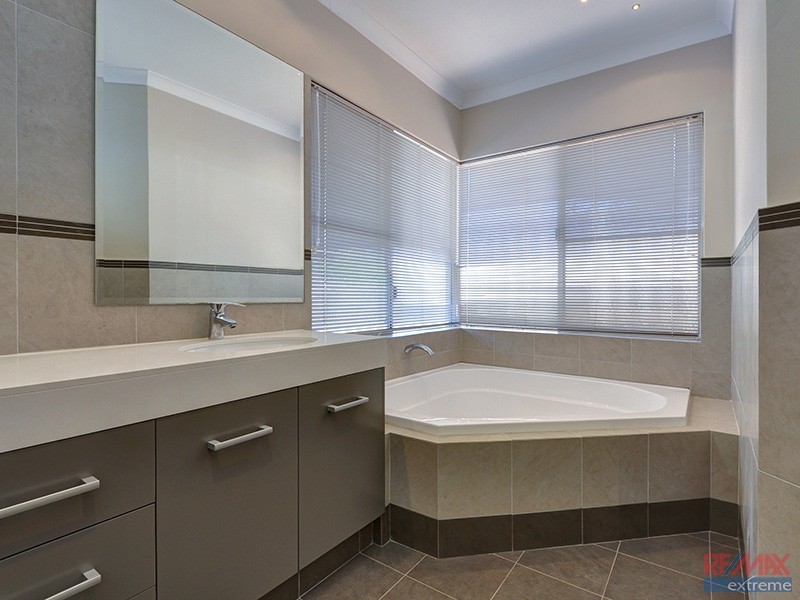 576 Neaves Road, Mariginiup WA 6078