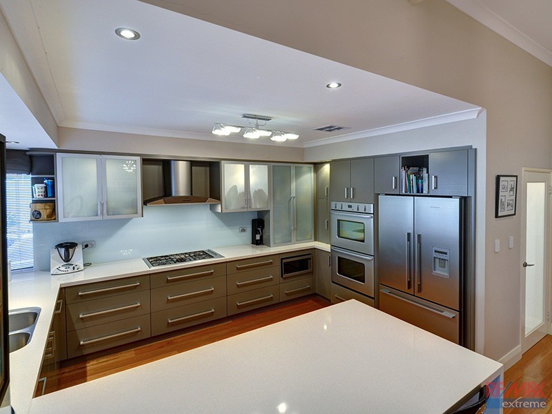 576 Neaves Road, Mariginiup WA 6078