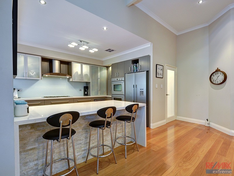 576 Neaves Road, Mariginiup WA 6078