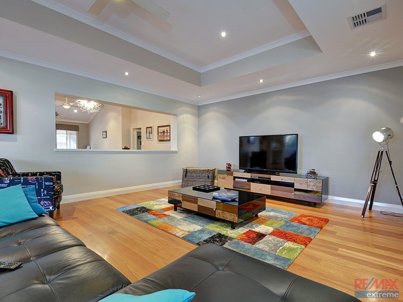 576 Neaves Road, Mariginiup WA 6078