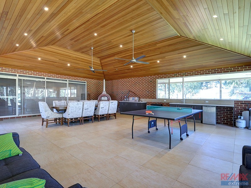 576 Neaves Road, Mariginiup WA 6078