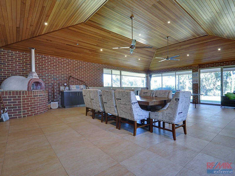 576 Neaves Road, Mariginiup WA 6078