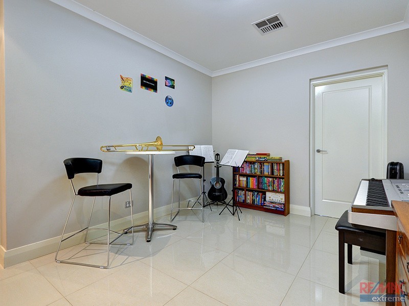 576 Neaves Road, Mariginiup WA 6078