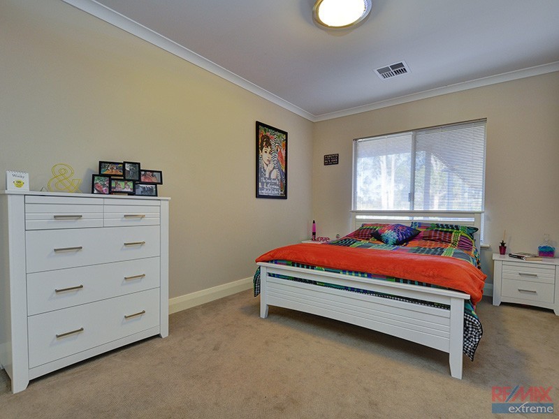 576 Neaves Road, Mariginiup WA 6078