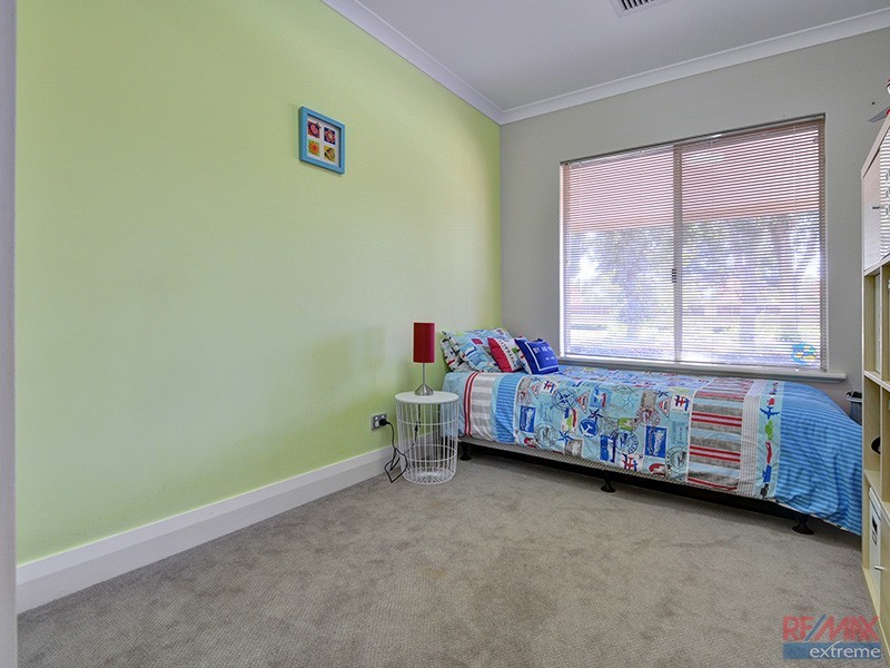 576 Neaves Road, Mariginiup WA 6078