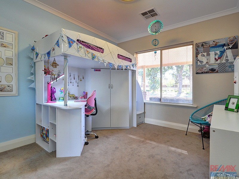 576 Neaves Road, Mariginiup WA 6078