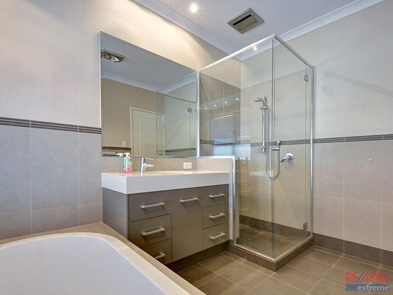 576 Neaves Road, Mariginiup WA 6078