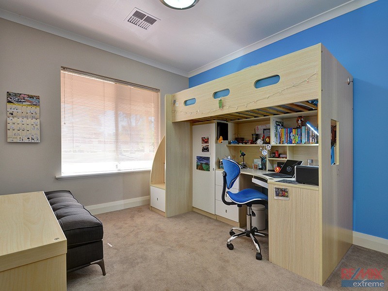 576 Neaves Road, Mariginiup WA 6078