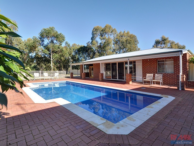 576 Neaves Road, Mariginiup WA 6078