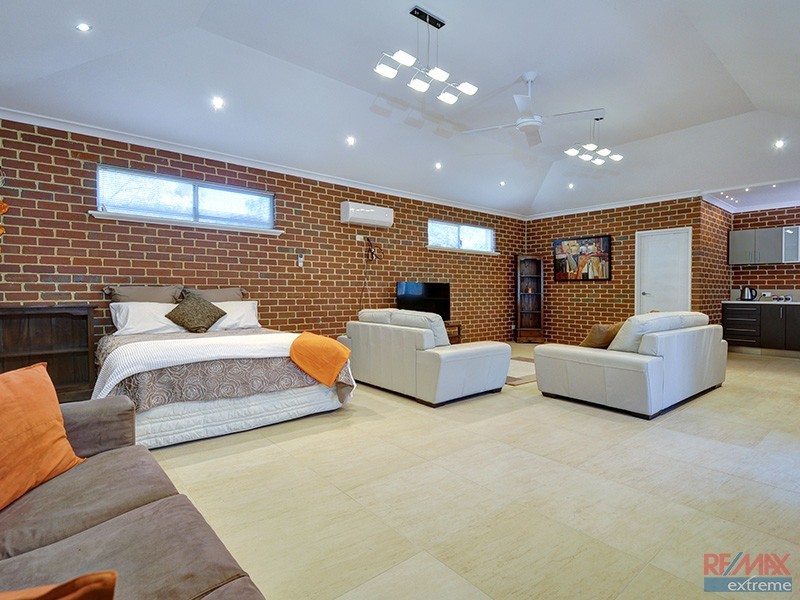 576 Neaves Road, Mariginiup WA 6078