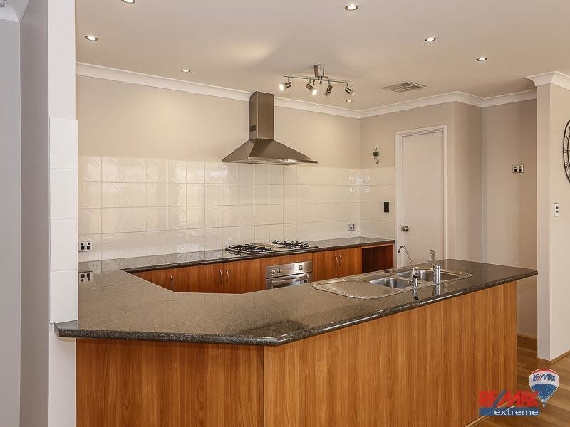 11 Westwood Meander, Carramar WA 6031