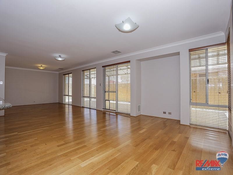 11 Westwood Meander, Carramar WA 6031