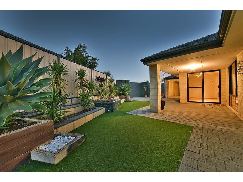7 Vanrook Court, Carramar WA 6031
