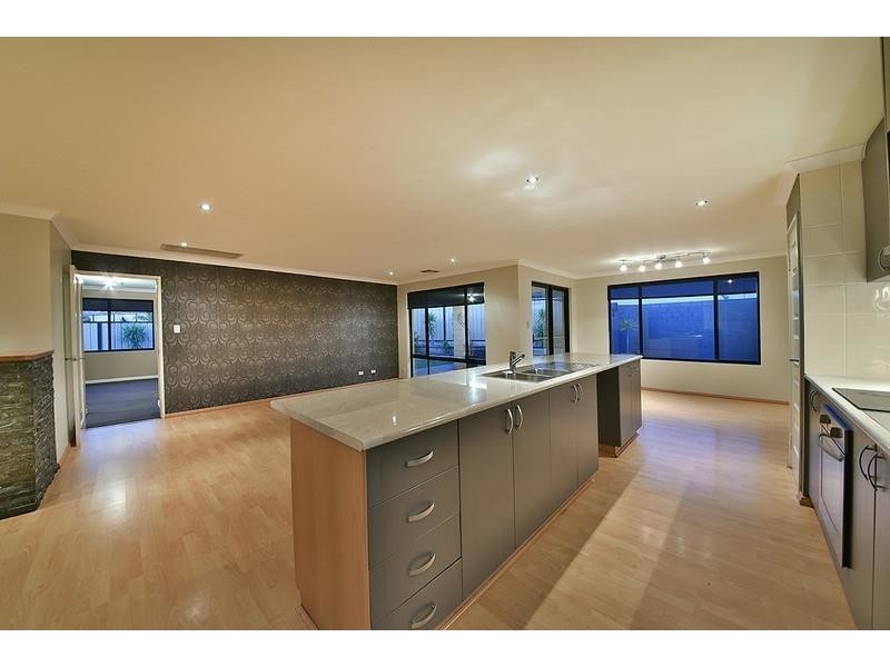 7 Vanrook Court, Carramar WA 6031