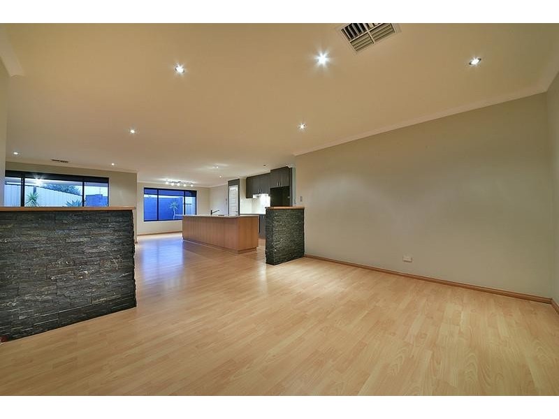7 Vanrook Court, Carramar WA 6031