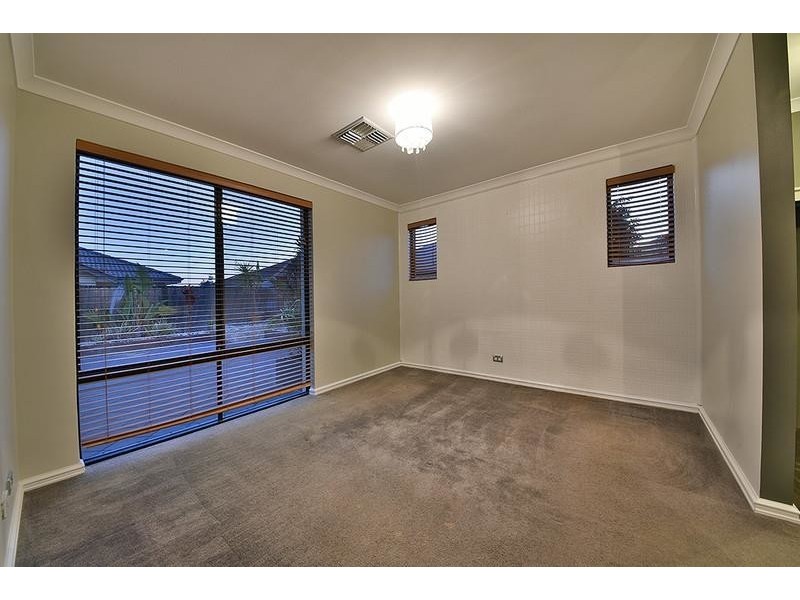 7 Vanrook Court, Carramar WA 6031