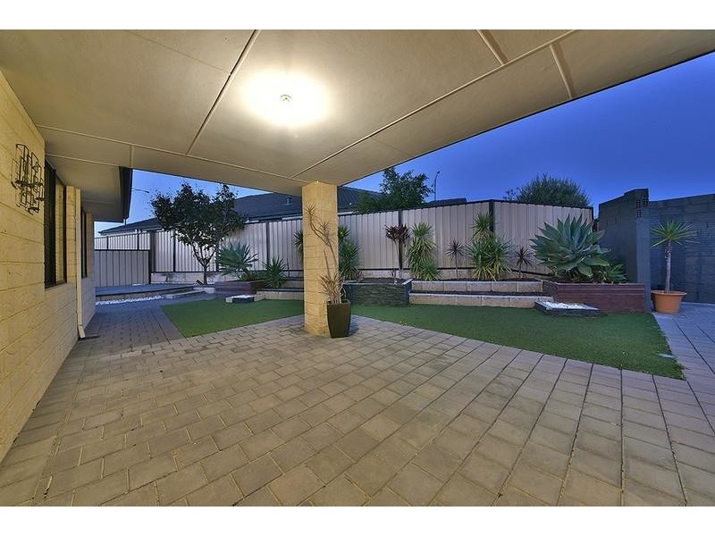 7 Vanrook Court, Carramar WA 6031