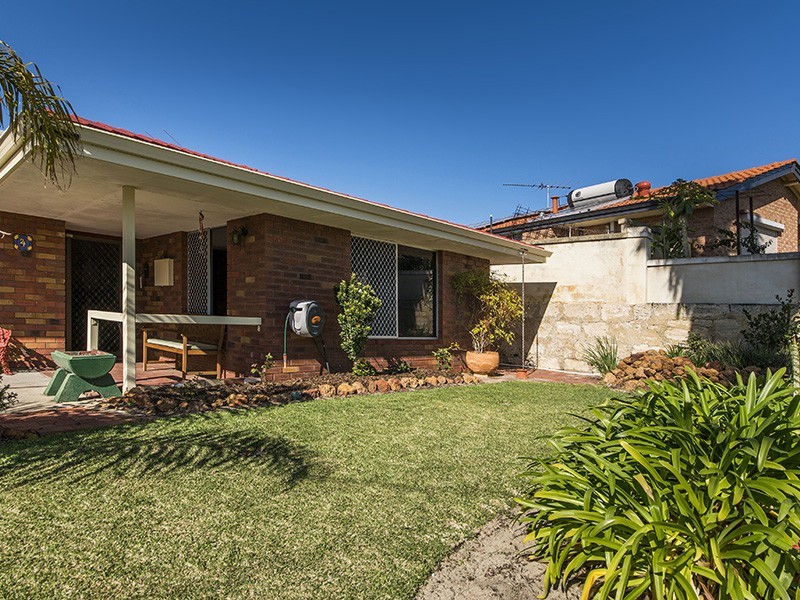 4 Campbell Drive, Hillarys WA 6025