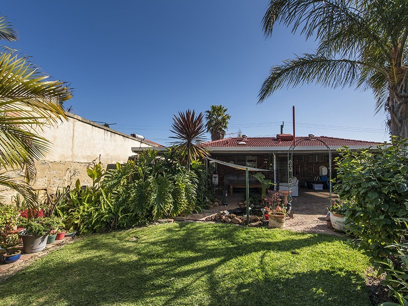 4 Campbell Drive, Hillarys WA 6025