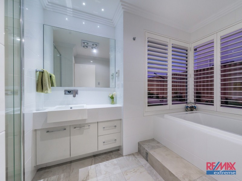 16 Blackpool Promenade, Iluka WA 6028