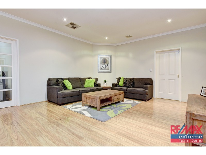 18 Minjah Circuit, Carramar WA 6031