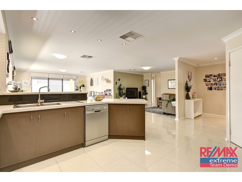 33 Fineview Crescent, Carramar WA 6031