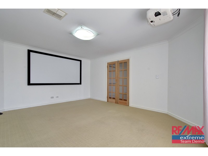 4 Champaigne Drive, Tapping WA 6065