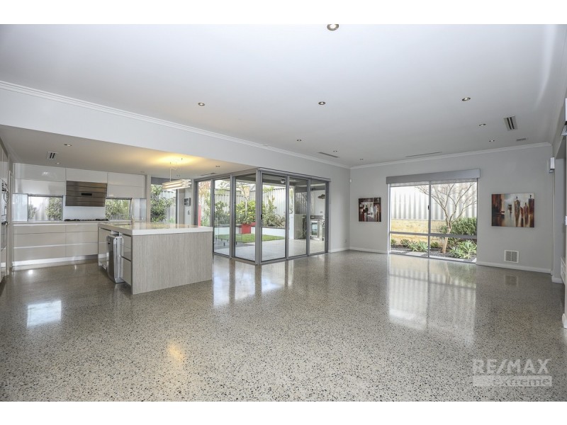 11 Blackpool Promenade, Iluka WA 6028