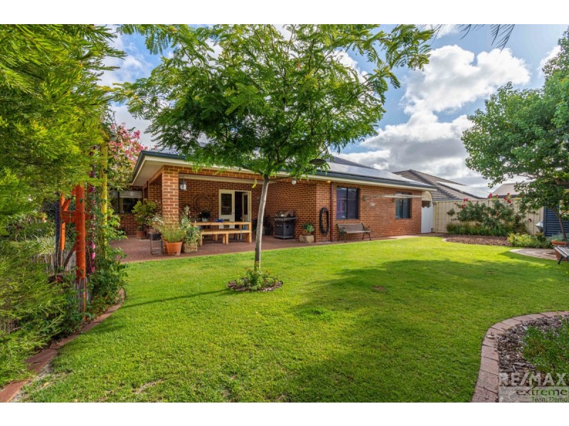 15 Lynnburn Pass, Carramar WA 6031