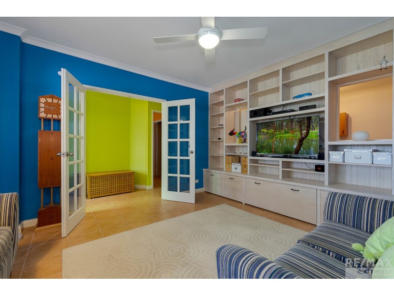 15 Lynnburn Pass, Carramar WA 6031