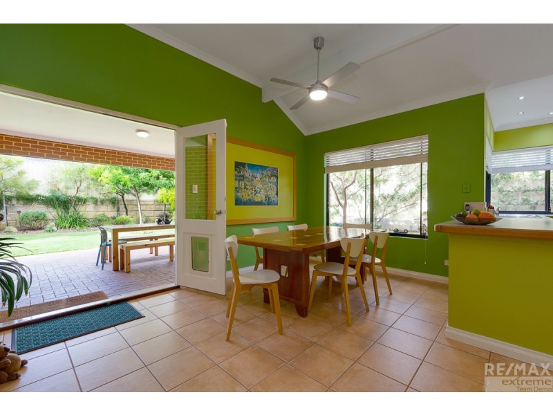 15 Lynnburn Pass, Carramar WA 6031