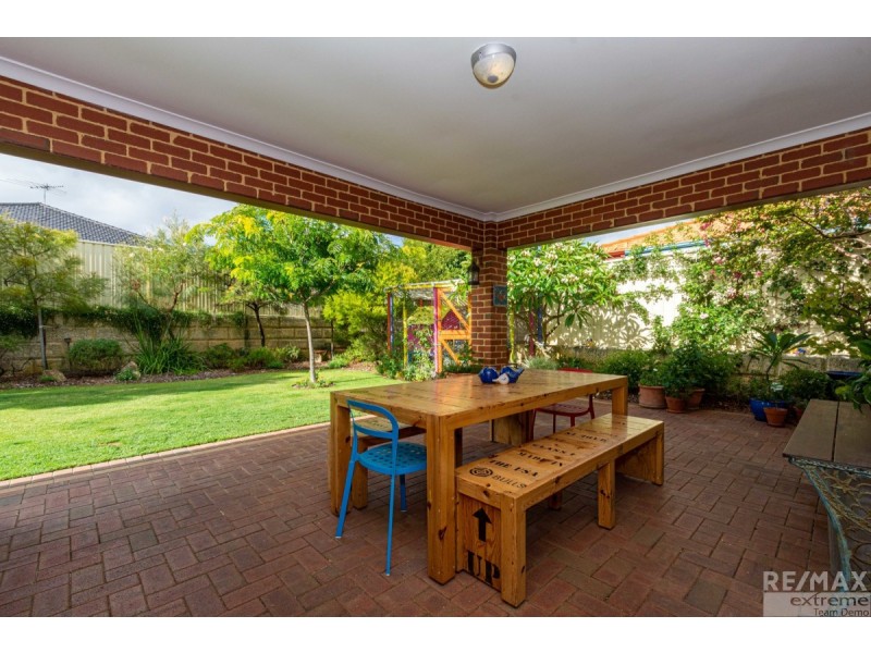 15 Lynnburn Pass, Carramar WA 6031