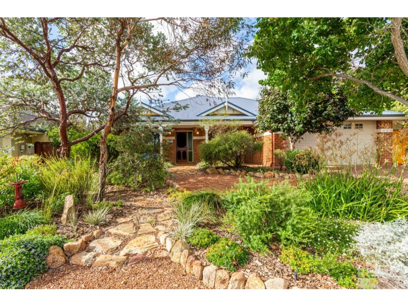 15 Lynnburn Pass, Carramar WA 6031