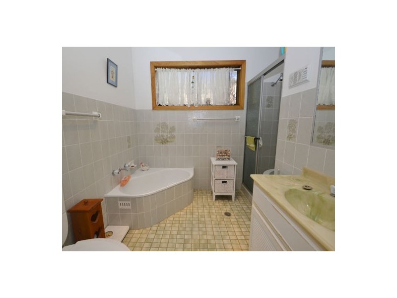 2 Maas Parade, Forresters Beach NSW 2260