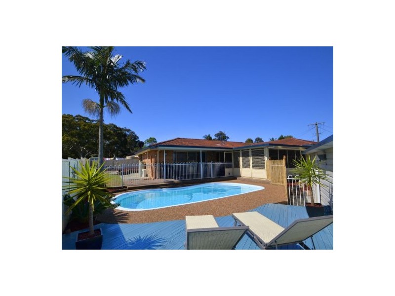 9 Peta Close, Bateau Bay NSW 2261