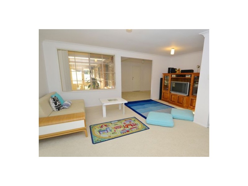 9 Peta Close, Bateau Bay NSW 2261