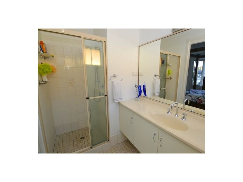 9 Peta Close, Bateau Bay NSW 2261