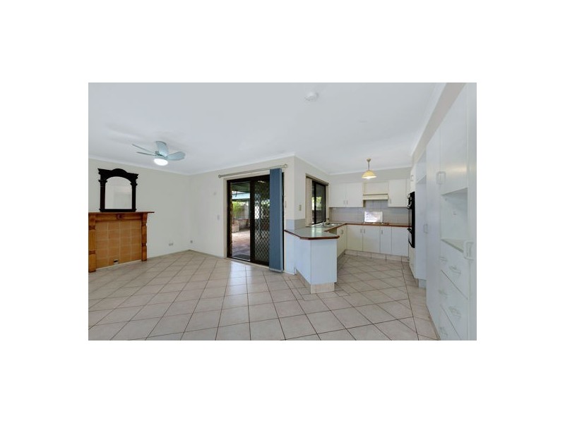 2 Costa Cl, Green Point NSW 2251