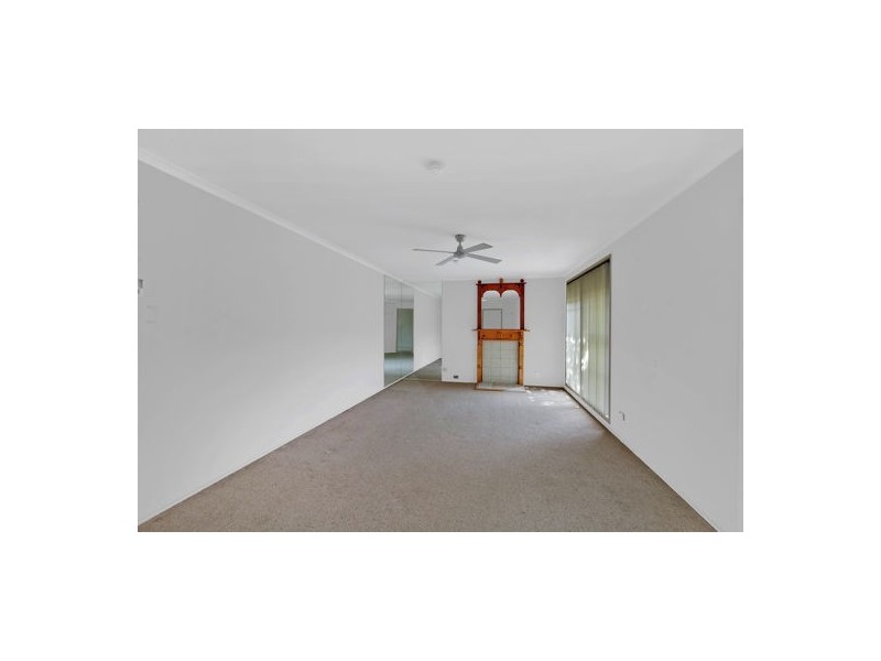 2 Costa Cl, Green Point NSW 2251