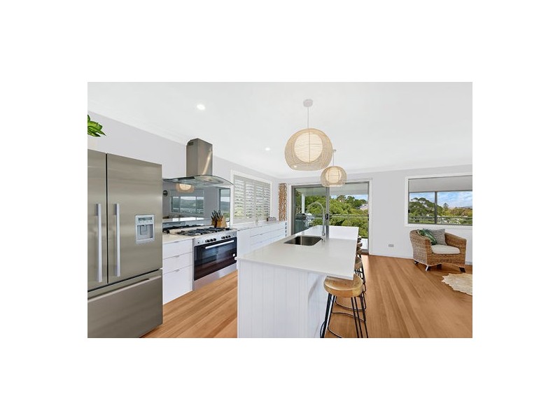 17 Yakaloo Crescent, Forresters Beach NSW 2260