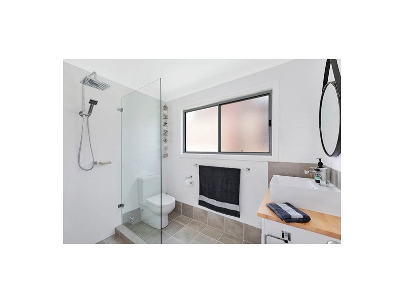 17 Yakaloo Crescent, Forresters Beach NSW 2260