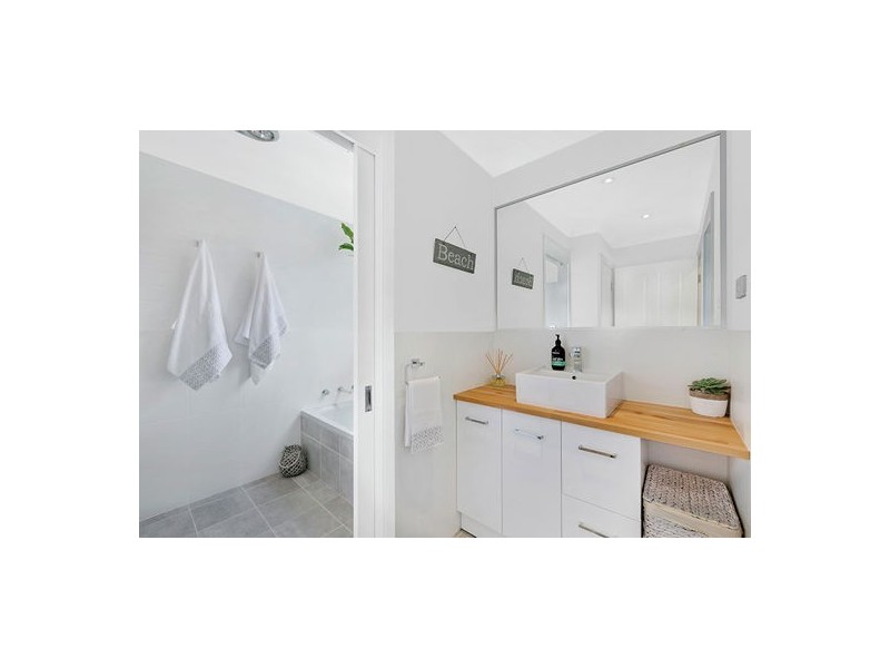 17 Yakaloo Crescent, Forresters Beach NSW 2260