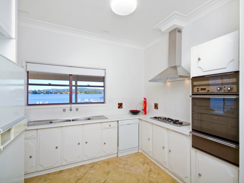 41 Kurrawa Ave, Point Clare NSW 2250