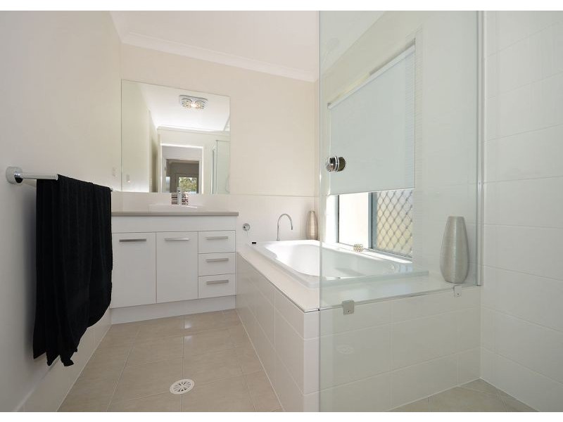 32 Ronaldo Way, Urangan QLD 4655