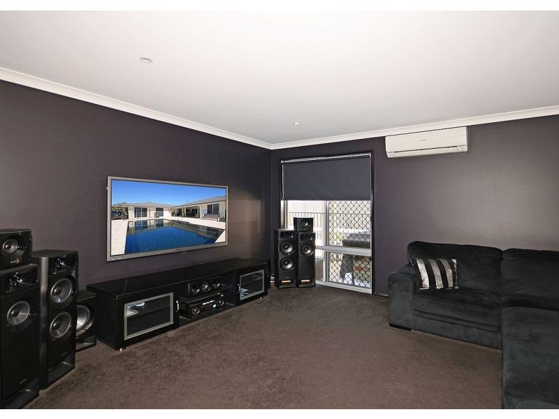 32 Ronaldo Way, Urangan QLD 4655